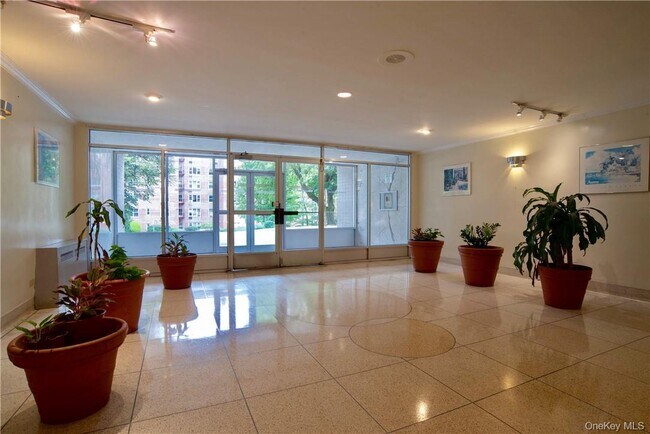 Building Photo - 5 Sadore Ln