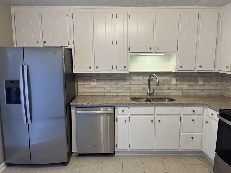 Building Photo - 8424 Warren Dr