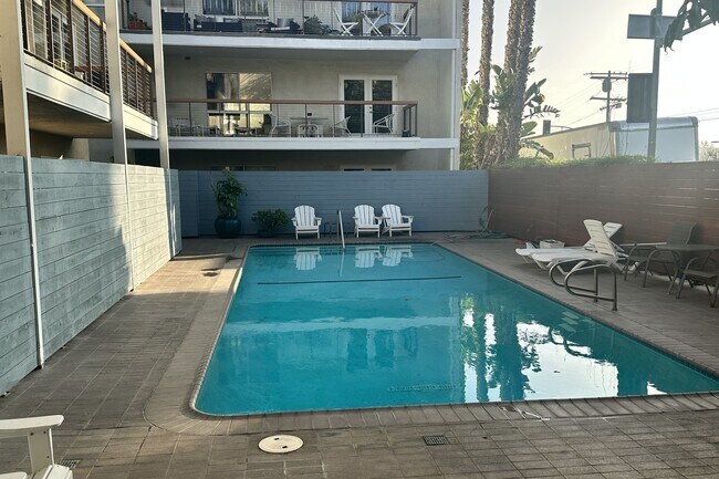 Building Photo - 330 S Barrington Ave