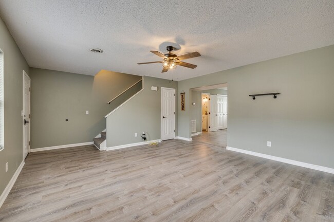 Building Photo - 2 br/ 1.5 bath condo Johnson City