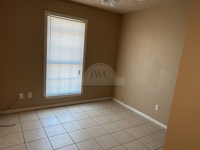 Building Photo - 2404 Carnation Dr