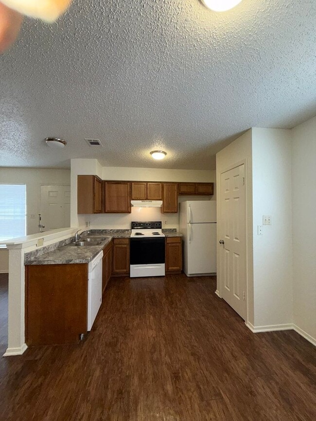 Building Photo - 5501 Rose Hill Cir