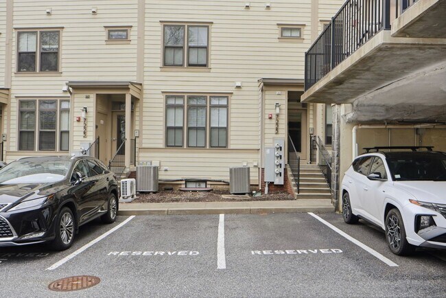 Building Photo - Georgia Row Townhome | 2 Bed | 2.5 Bath | 1,400 Sf | Juliet Balcony | 1 Assigned Parking Space