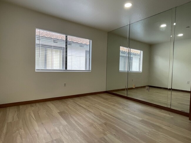 Building Photo - Los Caballeros #320