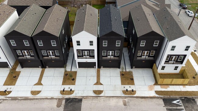 Building Photo - 868 E 35th St