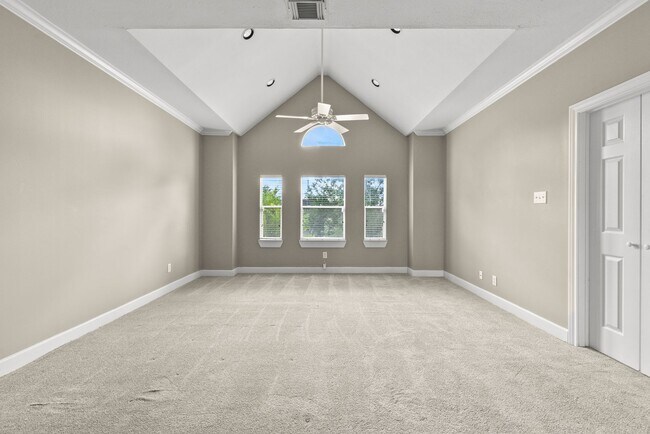 Building Photo - Charming 3-Bed, 2.5-Bath Home in the Heart of the Heights with Spacious Yard & Prime Location