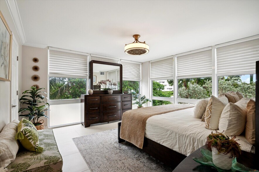 Master bdrm - 2841 N Ocean Blvd