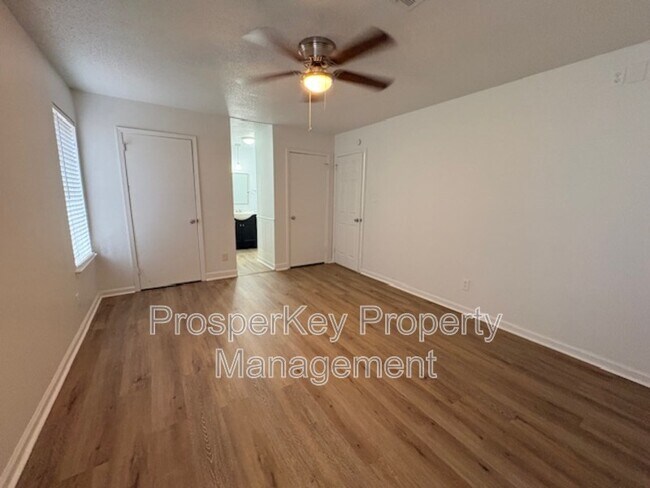 Building Photo - 740 Ledyard Pl