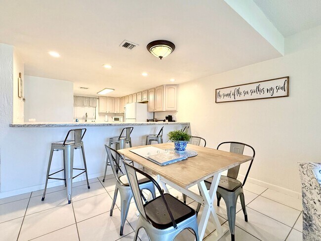 Building Photo - Coastal comfort awaits in this furnished 2Bedrooms / 2Baths condo in Daytona Beach!