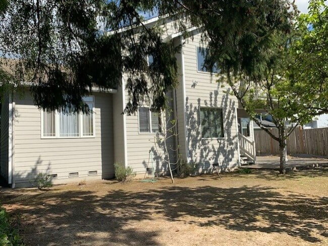 Building Photo - Lovely 3 Bedroom/2.5 Bath, Great Edmonds N...