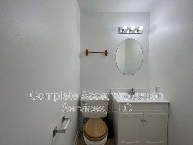 Building Photo - 2222 E Glendale Blvd