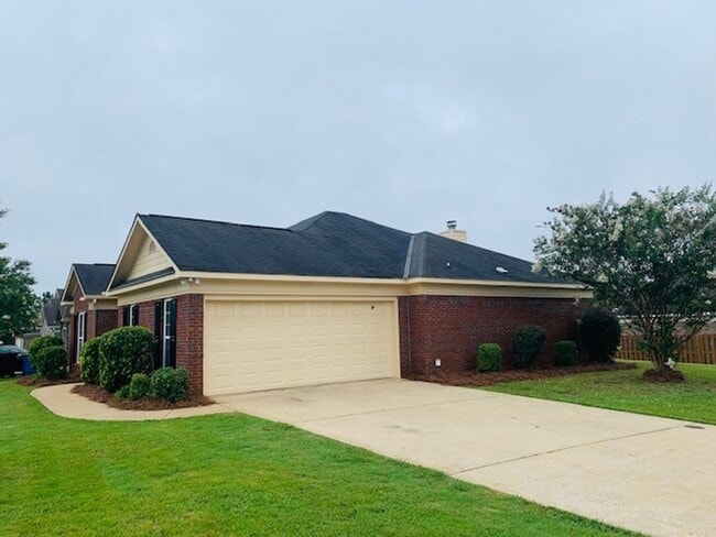 Building Photo - 3 Bedrooms 2 Baths 2 Car Garage - North Co...