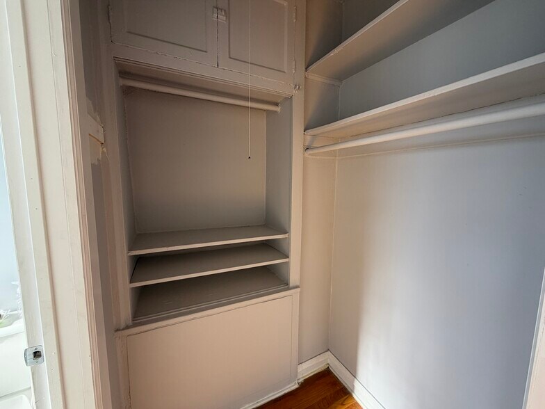 Building Photo - 6956 N Ashland Ave