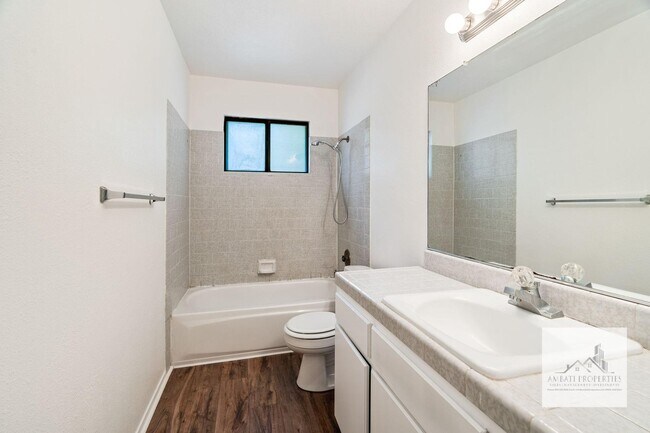 Building Photo - Four Bedroom Home In Clovis!