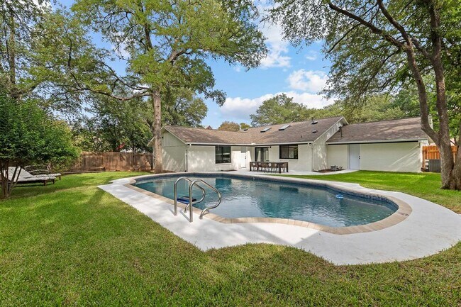 Building Photo - 8806 Ridgehill Dr