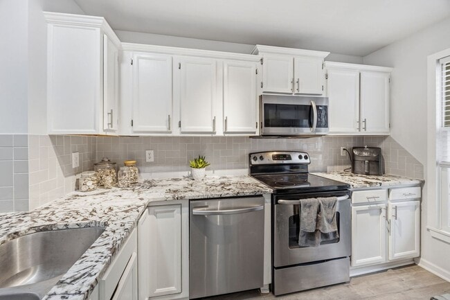 Building Photo - Modern Comfort & Convenience in Regents Green Townhome