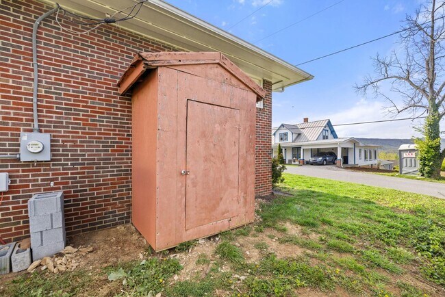 Building Photo - 389 Thompson St