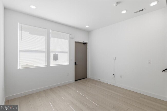 Building Photo - 1005 W Orleans St