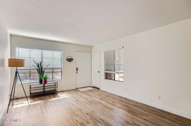 Building Photo - 700 E Mesquite Cir