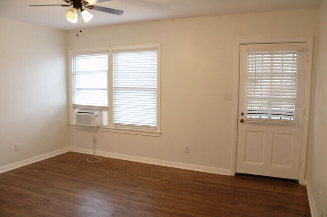 Building Photo - 2825 W Woodlawn Ave