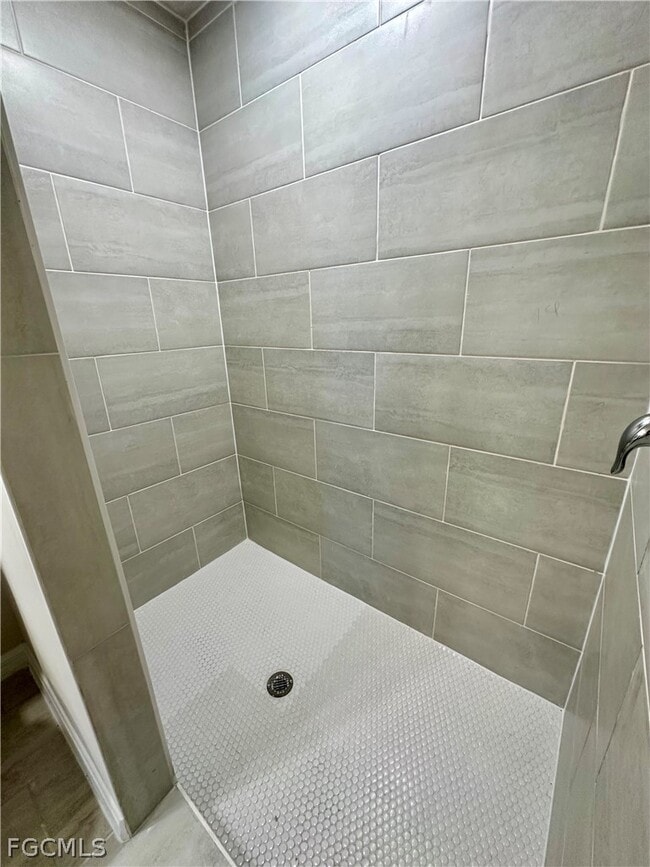 Building Photo - 3821 SW 9th Ave