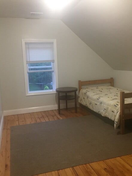 Upper level befroom - 76 Eleanor St