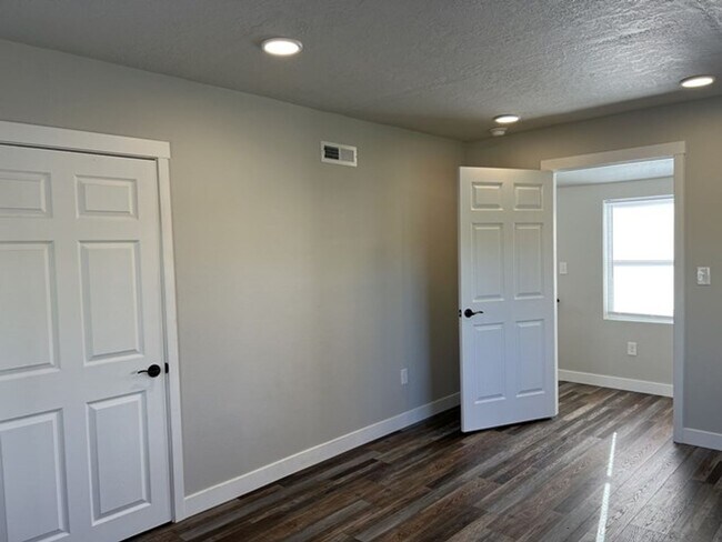 Building Photo - 3Bd/2Ba Two Story House - Available Now!