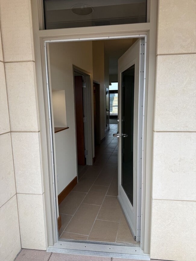 Building Photo - Luxury Apartment