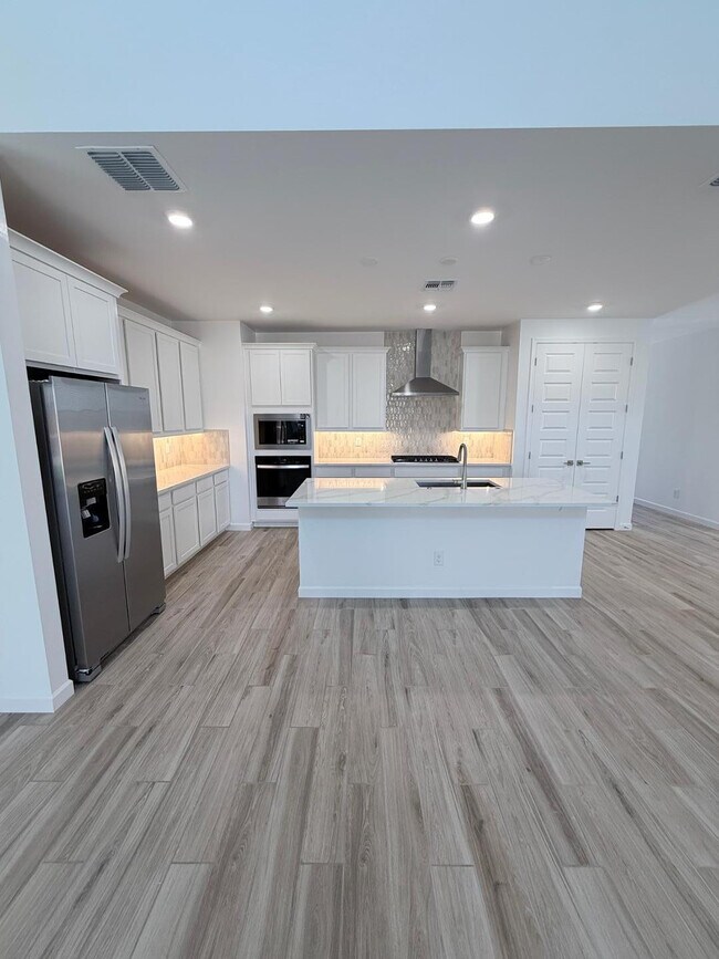 Building Photo - 6988 W Buckhorn Trail