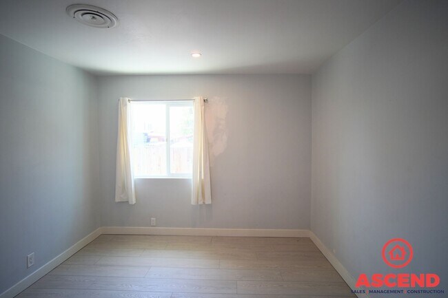 Building Photo - 423 Flower St