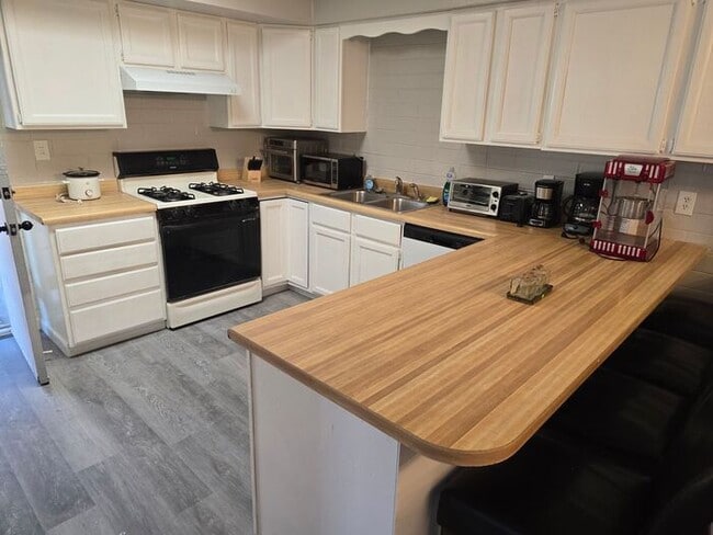 Building Photo - Rooms for Rent – Furnished, Lockable, & Private Backyard! 6 Spots Open.