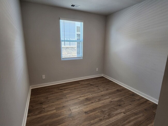 Building Photo - Stunning unit in 55+ community