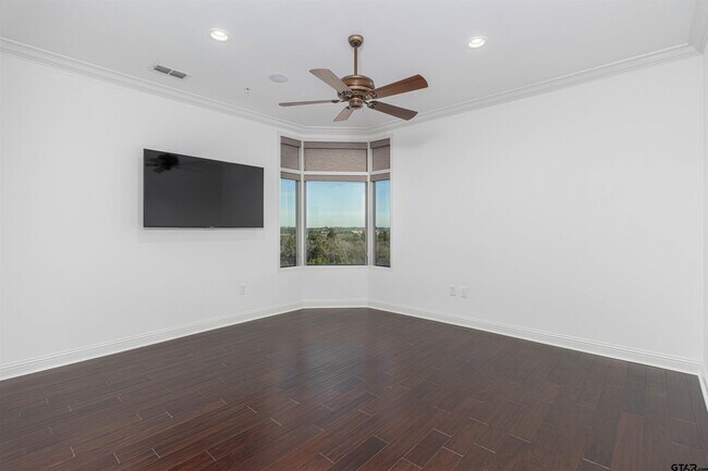 Building Photo - 2801 Wexford Dr