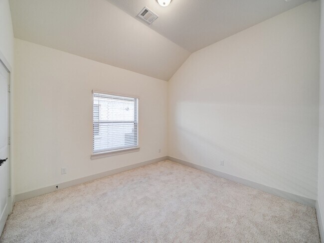 Building Photo - 3401 Riverlawn Dr