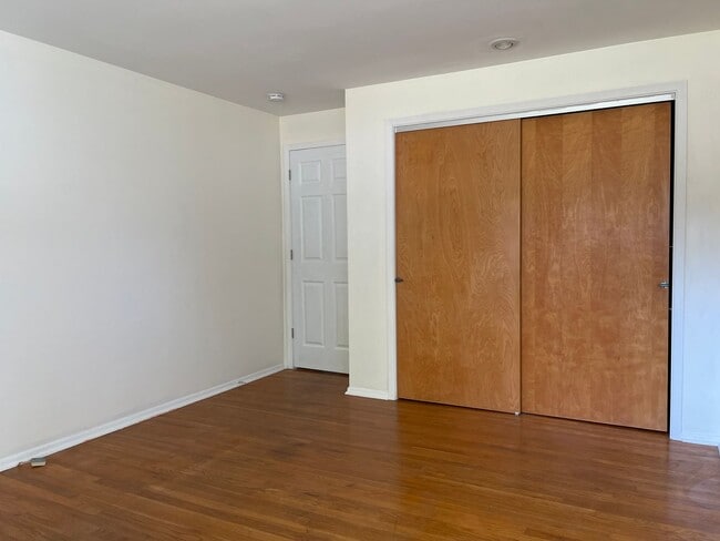 Building Photo - Charming Mid-Century Modern 3 bedroom on the West Side $1700 per month