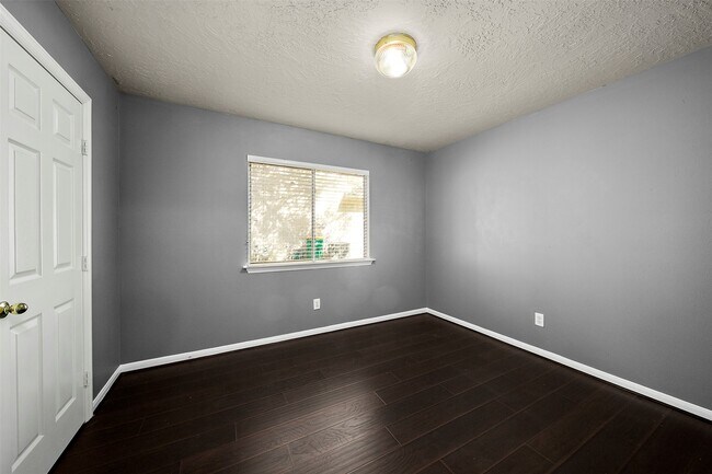 Building Photo - 10 S Willow Point Cir