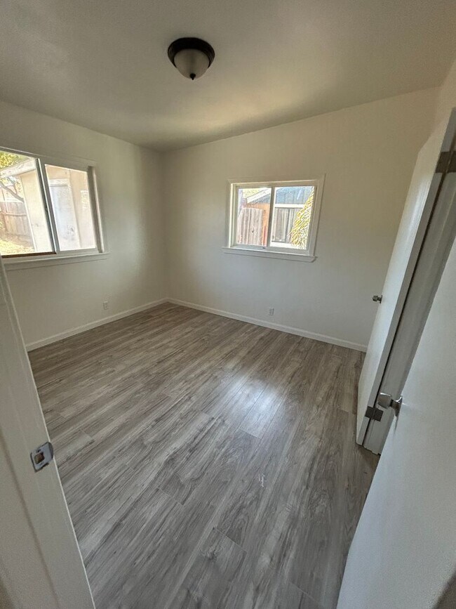 Building Photo - 991 Suiter St