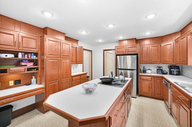 Building Photo - 684 Steinman Ct