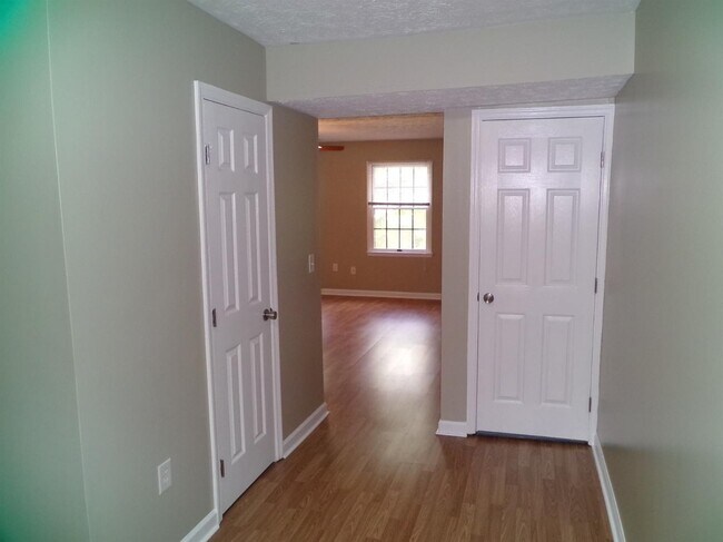 Building Photo - 244 Meadowview Dr