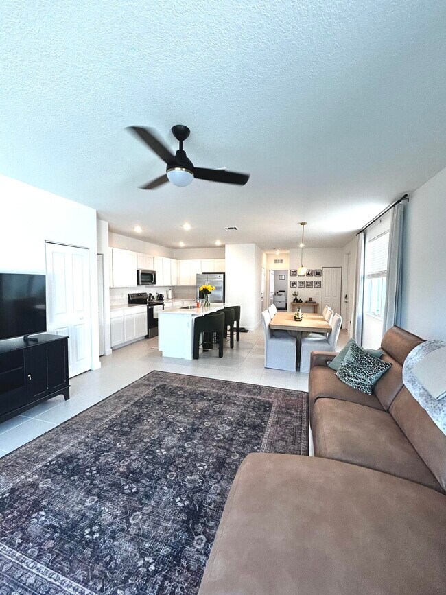 Building Photo - 317 SE Crossoak Ln