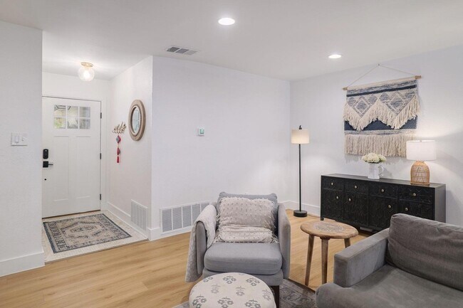 Building Photo - 6701 Lancret Hill Dr