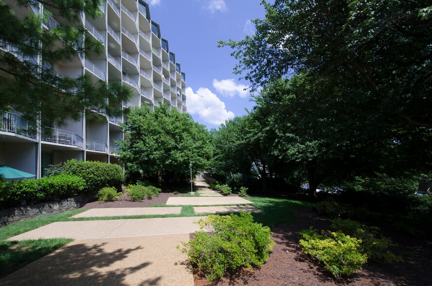 Building Photo - 1200 N Nash St