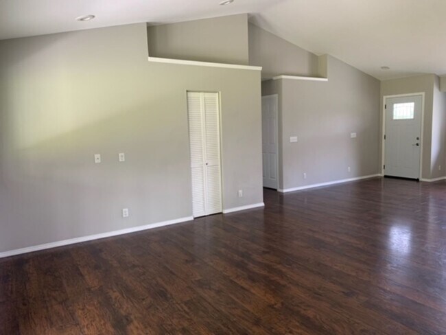 Building Photo - 3 bed/2 bath - Ready to Move In