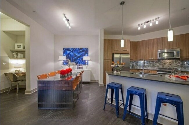 Building Photo - 2111 Westheimer Rd