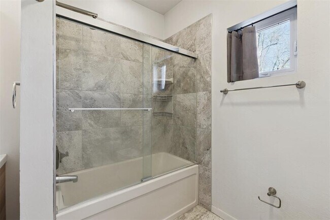 Building Photo - 1008 N Francis Ave