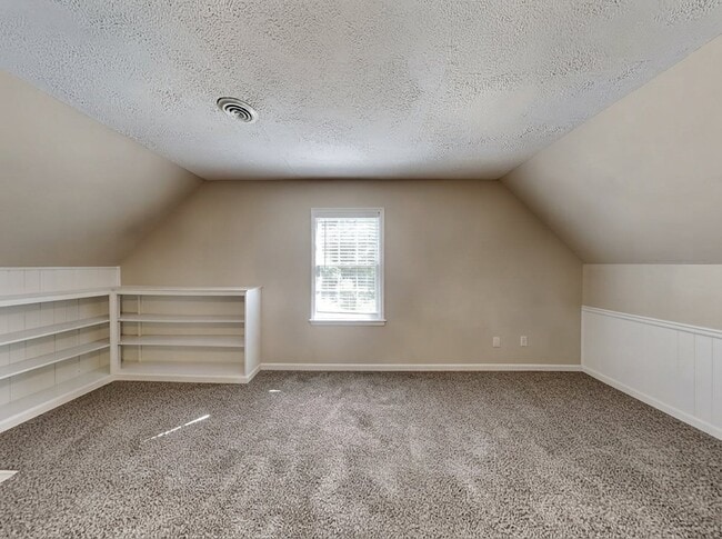 Building Photo - 1901 Pond Ridge Ct