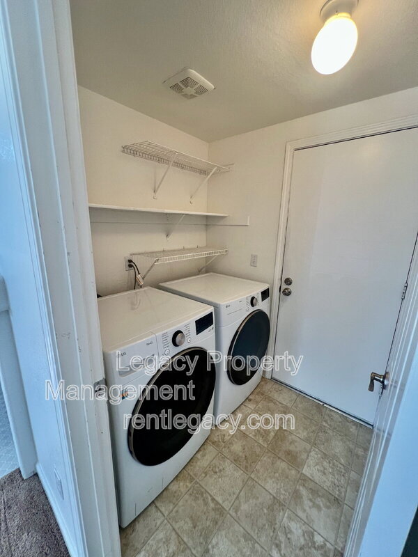 Building Photo - 2750 Parkview Terrace