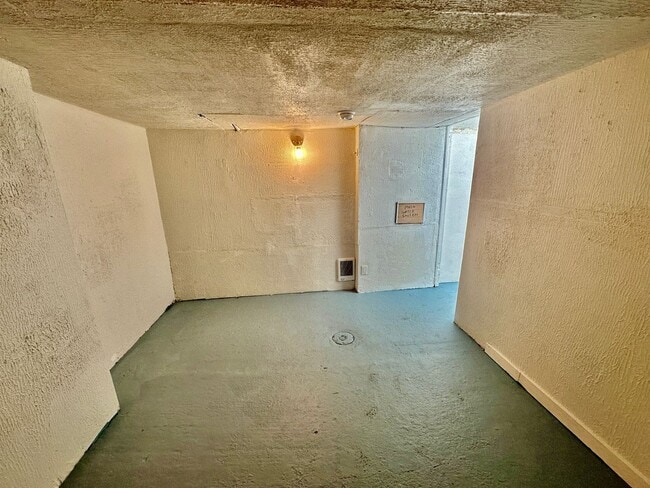 Building Photo - Newly Remodeled!