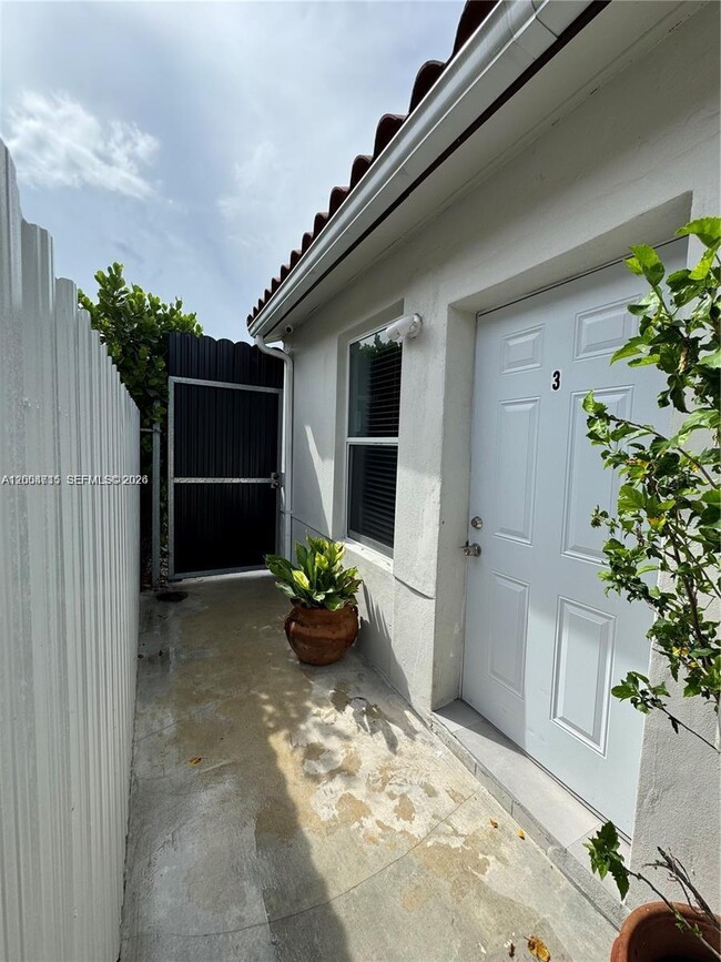 Building Photo - 6335 N Miami Ave