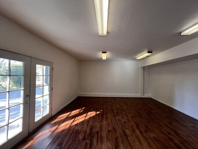 Building Photo - 10647 Newtown Rd